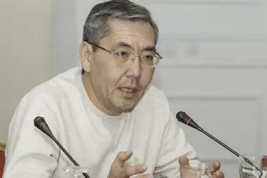 "Нужен разворот на 180 градусов" — интервью с экономистом Айдарханом Кусаиновым